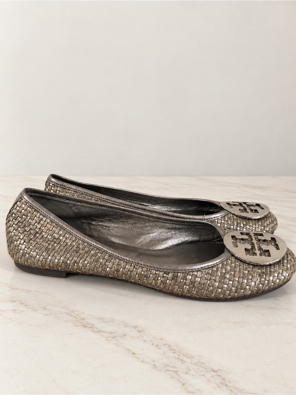 Tory Burch Metallic Pewter Woven Ballet Flats Size 8.5 Silver Logo Medallion
